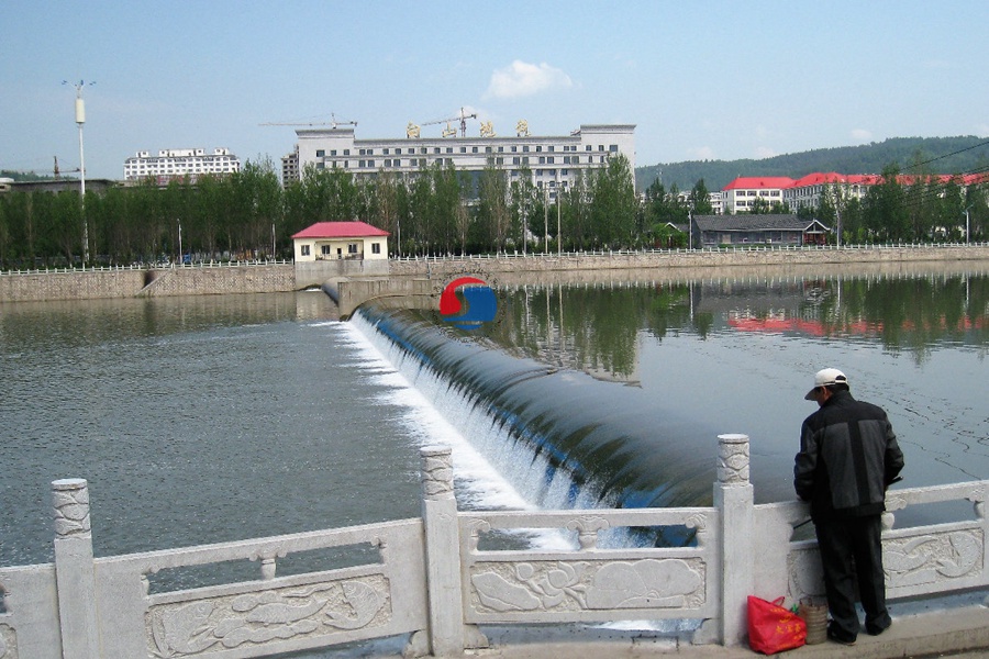 壩長(zhǎng)140m，壩高2.5m，枕式充水橡膠壩
